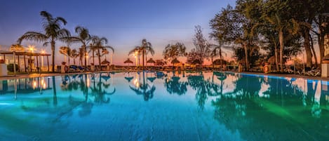 Piscina coperta, piscina all'aperto, ombrelloni da piscina, lettini