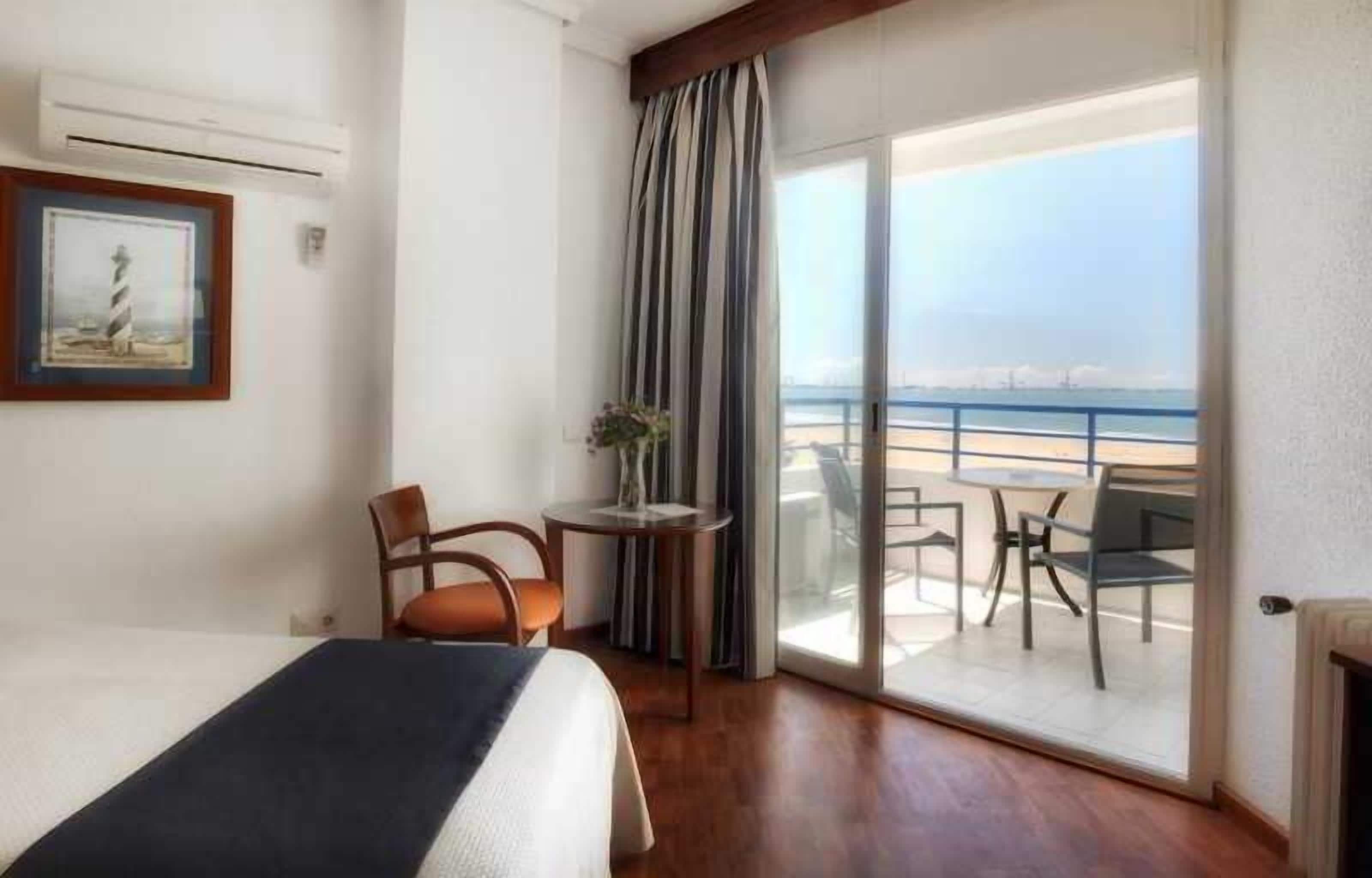 Minibar, caja fuerte, escritorio y sistema de insonorización
