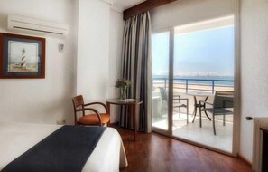 Minibar, brankas, meja kerja, dan kedap suara