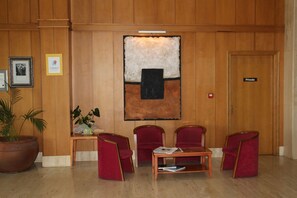Coin salon dans le hall