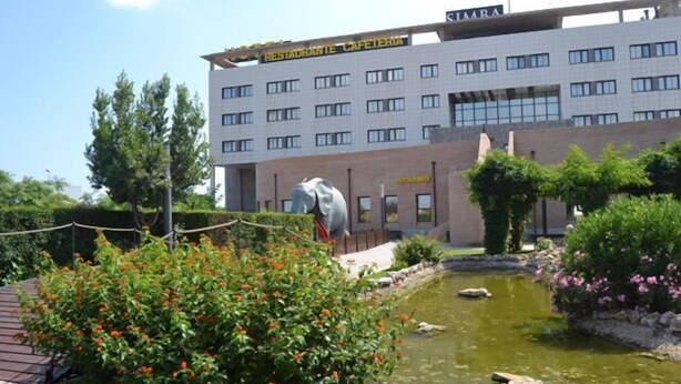 A multi-story building with a restaurant named "RESTAURANTE DE CAFETERIA" on the top floor. - Louty Simba (Chilches)