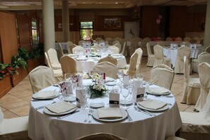 Frukost, lunch och middag serveras