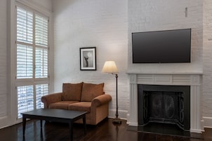 Royal Suite, 1 King Bed, Non Smoking, Balcony | Premium bedding, down comforters, pillowtop beds, in-room safe
