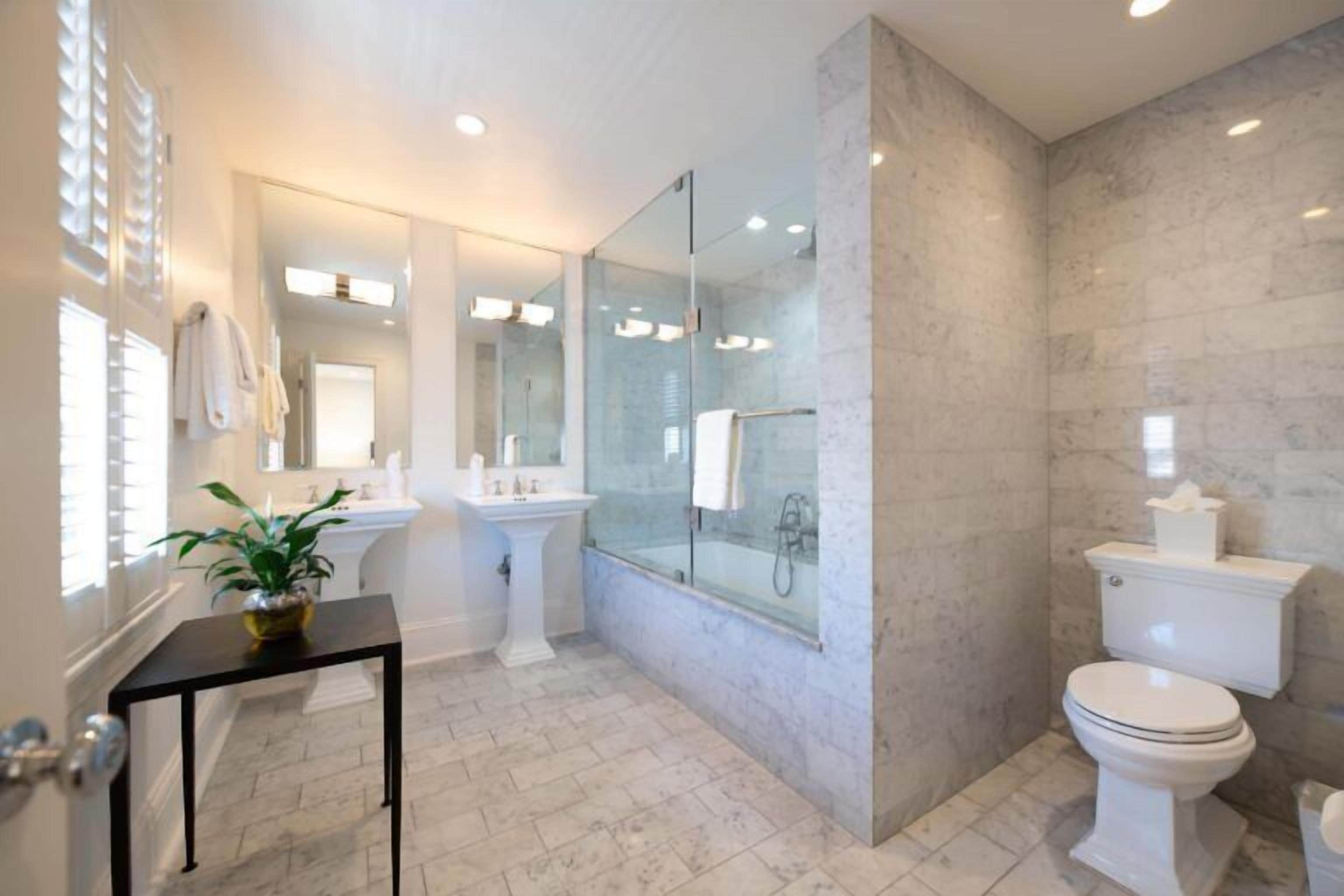 melrose king superior with soaking tub | bathroom | free toiletries, hair dryer, towels, soap
