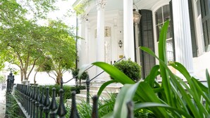 A classical building with white columns and a covered porch. - Melrose Mansion (New Orleans)