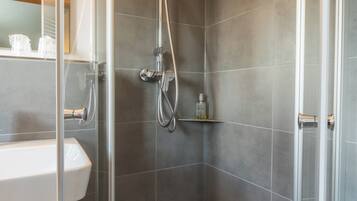 Dusche, Haartrockner, Fußbodenheizung (Badezimmer), Handtücher
