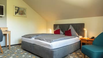 Single Room | Living area | 32-inch flat-screen TV with cable channels, TV