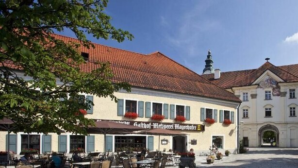 A traditional building with a red-tiled roof and a sign that reads "Hotel of the Margrave of Mecklenburg." - Mayerhofer - Hotel - Restaurant - Partyservice - Tagung (Aldersbach)