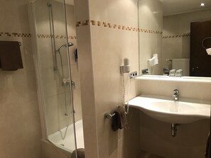 Comfort-Doppelzimmer | Badezimmer | Dusche, kostenlose Toilettenartikel, Haartrockner, Handtücher