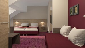 A bedroom with a bed, a desk, and a red carpet. - Mayerhofer - Hotel - Restaurant - Partyservice - Tagung (Aldersbach)
