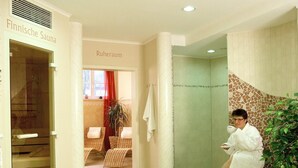 A sauna area with a wooden bench, a towel rack, and a plant. - Mayerhofer - Hotel - Restaurant - Partyservice - Tagung (Aldersbach)