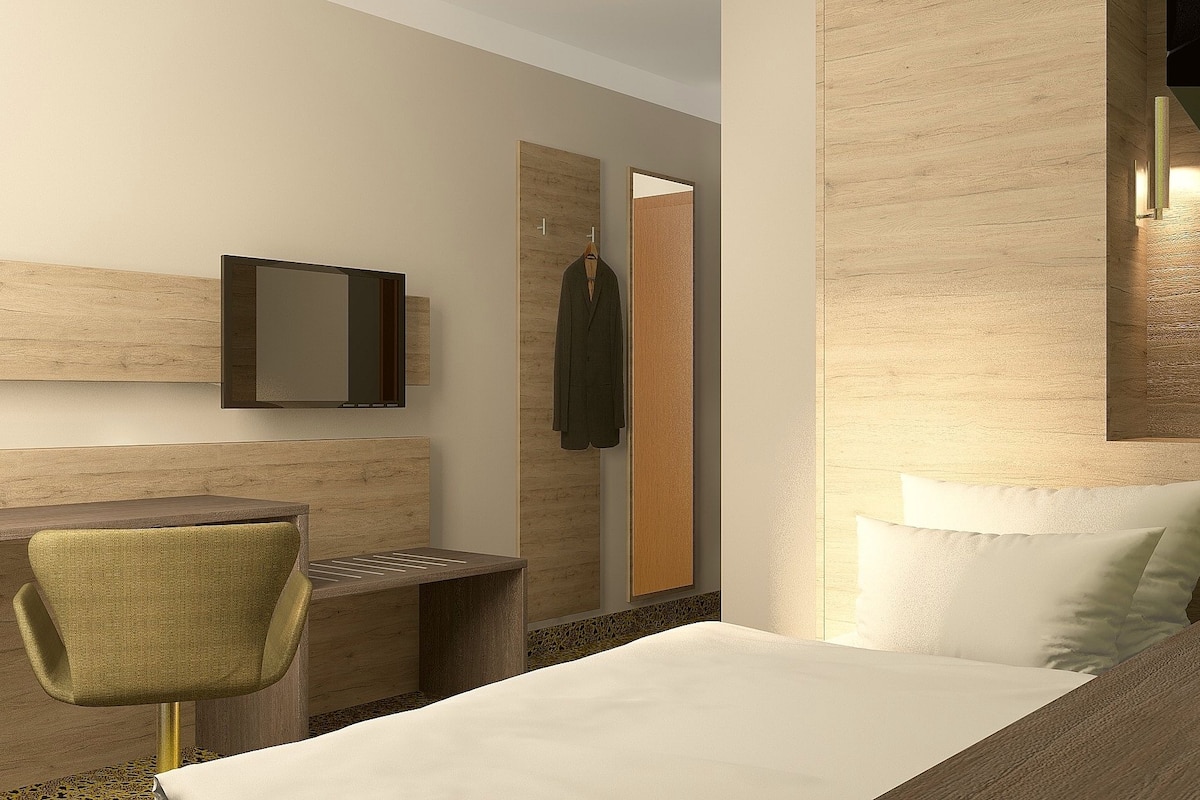 Single Room | Desk, laptop workspace, blackout curtains, free WiFi