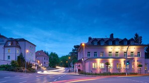 Ein Hotel im klassischen europäisch geprägten Baustil, mit einem markanten Eingang und zahlreichen Fenstern.