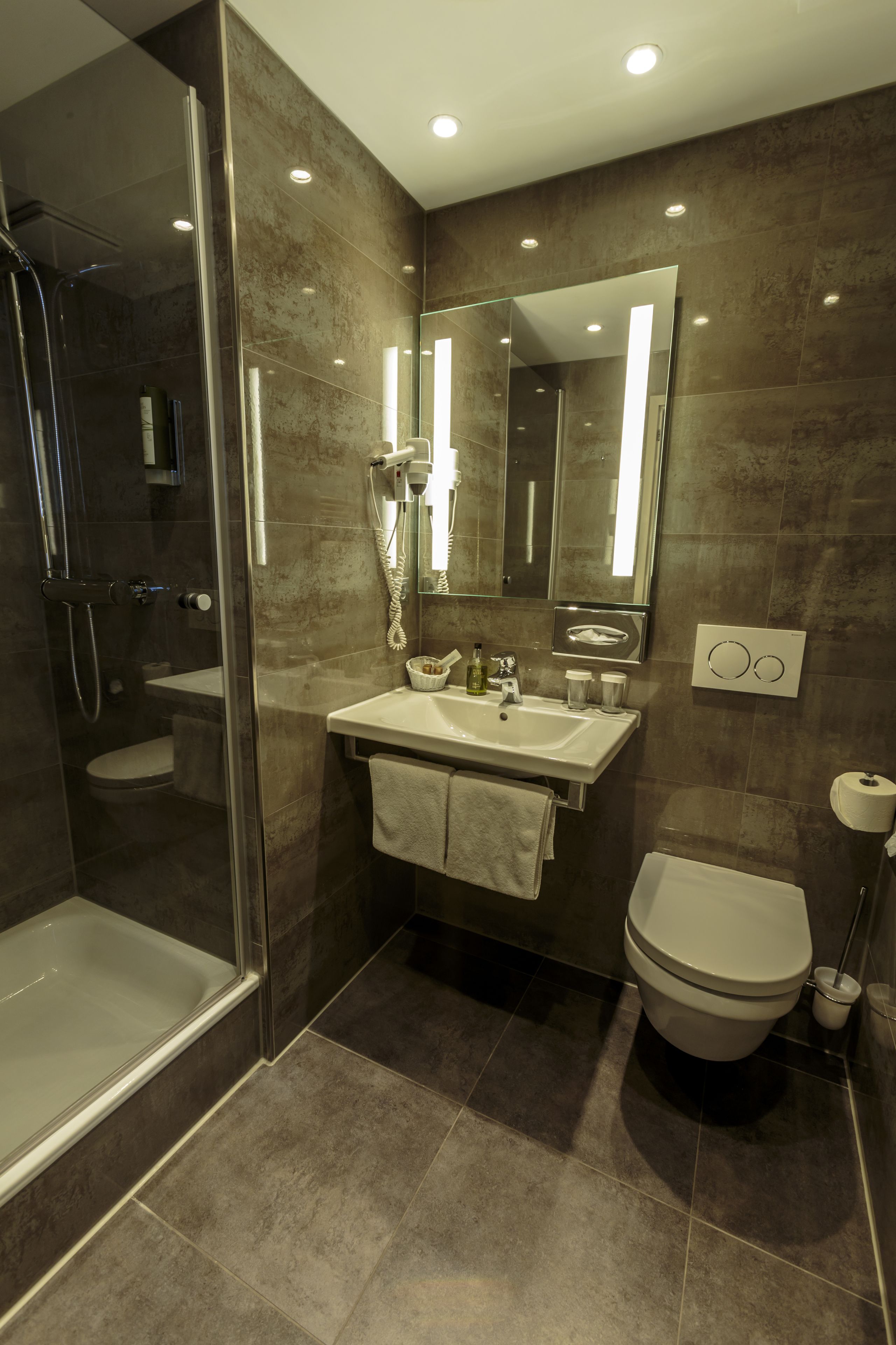 shower, free toiletries, hair dryer, towels