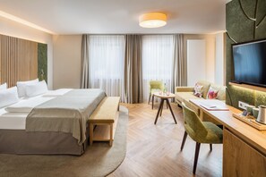 Habitación Confort doble | Ropa de cama hipoalergénica, minibar, caja fuerte y escritorio