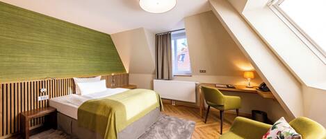 Quarto solteiro conforto | Roupas de cama antialérgicas, frigobar, cofres nos quartos, escrivaninha