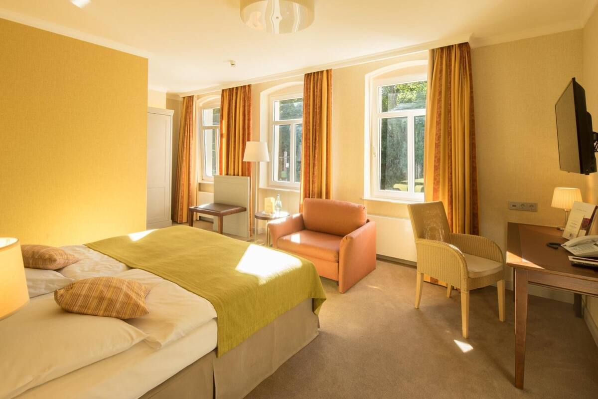 hypo-allergenic bedding, minibar, in-room safe, desk