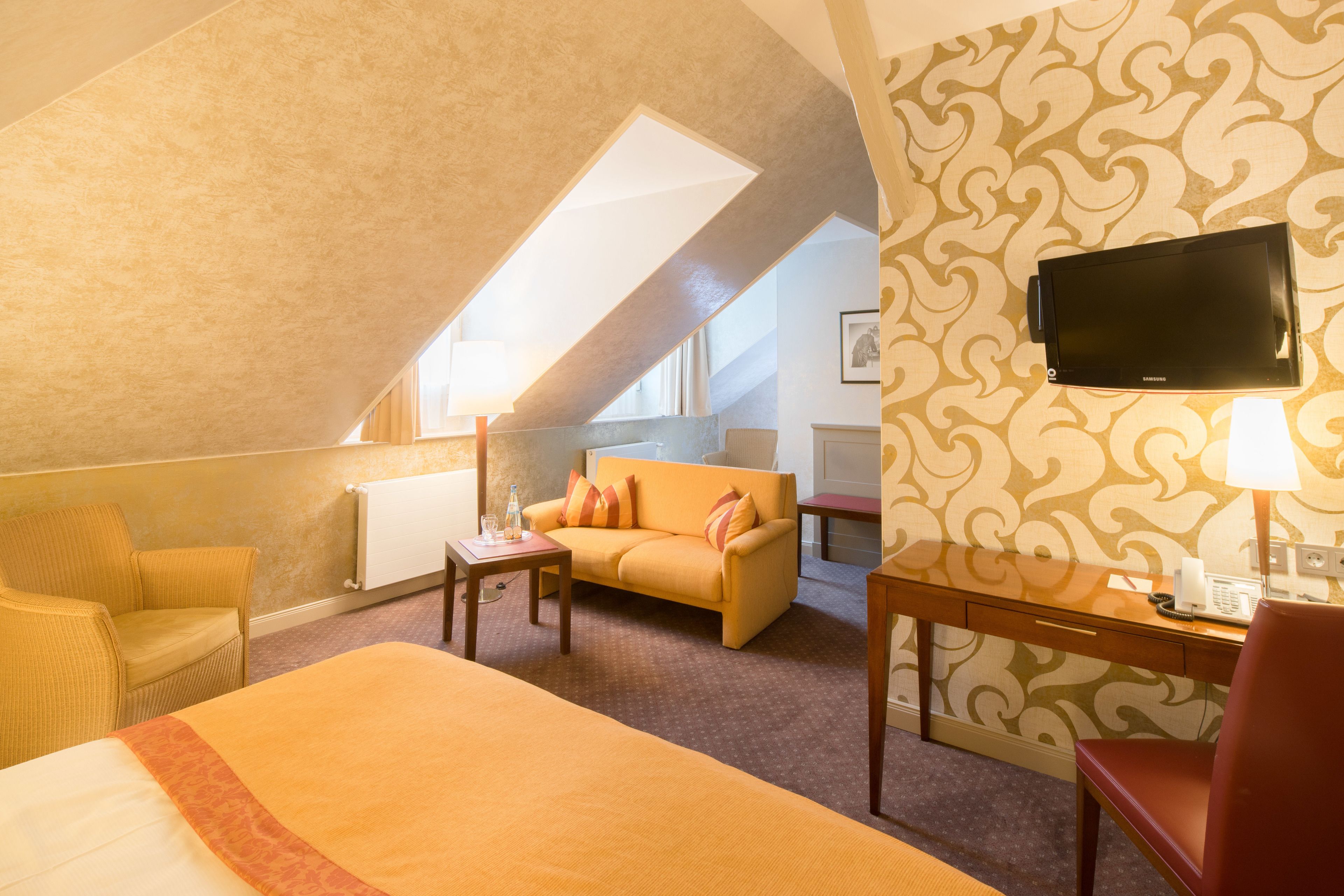 family room | hypo-allergenic bedding, minibar, in-room safe, desk