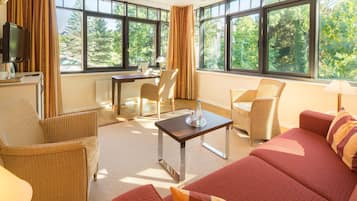 Suite | Hypo-allergenic bedding, minibar, in-room safe, desk