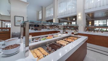 Petit déjeuner complet compris tous les jours
