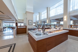 Desayuno completo gratuito y diario