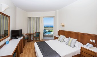 Roupas de cama premium, cofres nos quartos, cortinas blackout