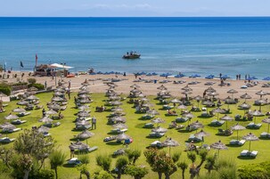 Magánstrand, napernyők és röplabda