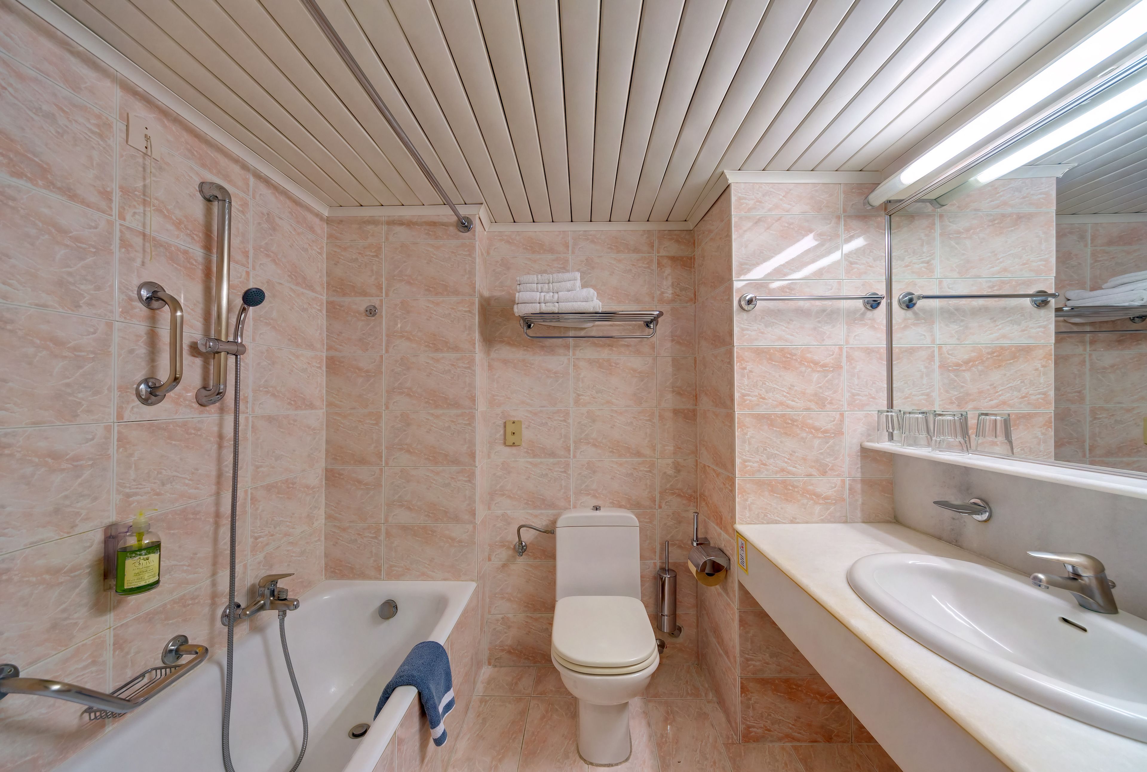 double room, partial sea view | bathroom | bathtub, free toiletries, hair dryer, slippers