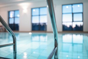 Sisäuima-allas, aurinkotuoleja