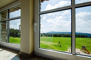 Kahden hengen classic-huone, 1 keskisuuri parisänky | Minibaari, tallelokero huoneessa, työpöytä, pimennysverhot