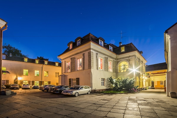 Fachada de la propiedad por la tarde o noche