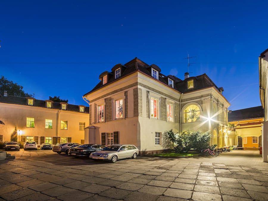 Bagian depan properti - sore/malam