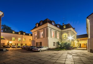 Façade de l’hébergement - soirée/nuit