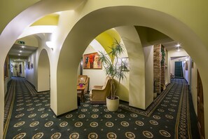 Literie hypoallergénique, minibar, coffres-forts dans les chambres