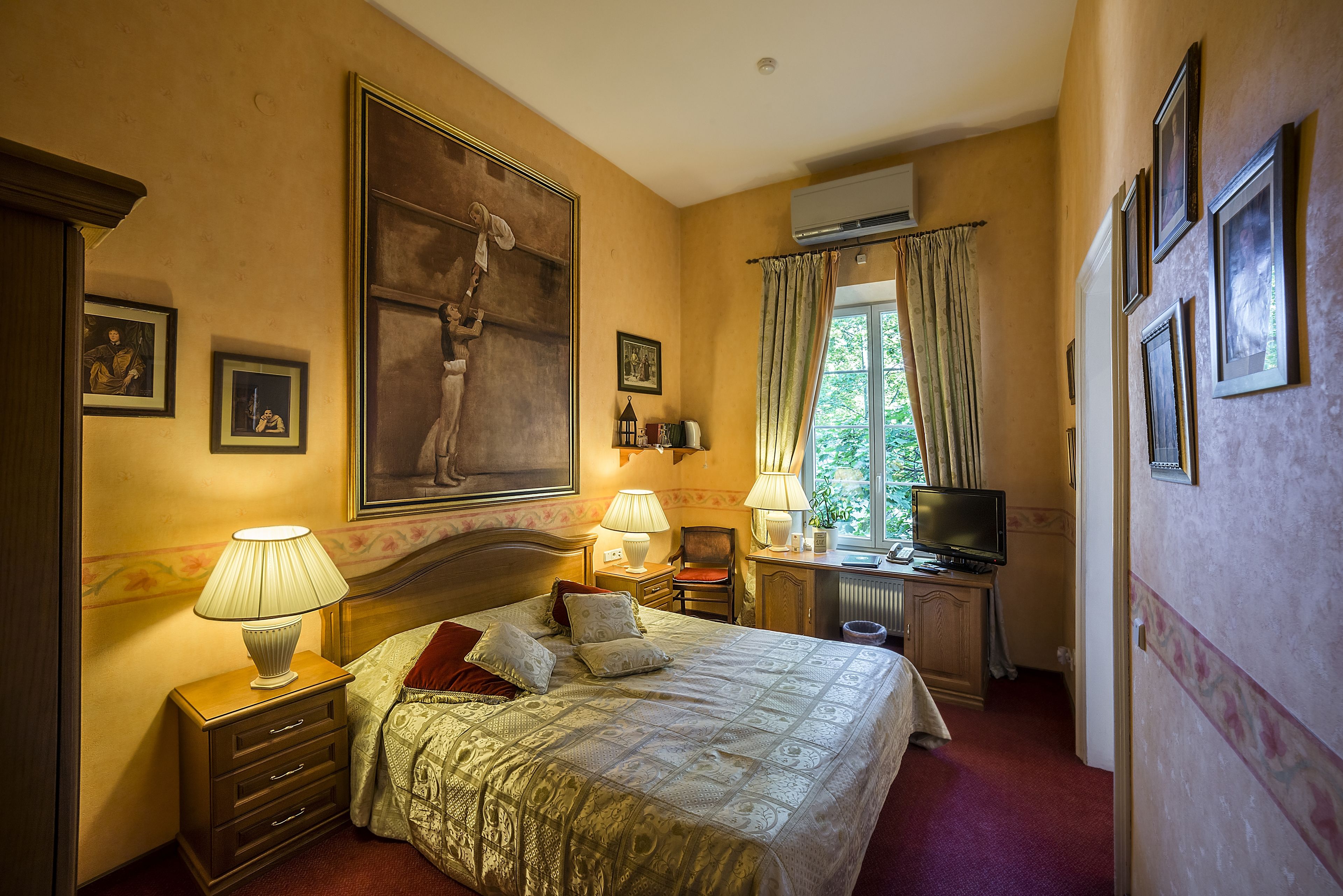 standard room (4) | hypo-allergenic bedding, minibar, in-room safe, desk