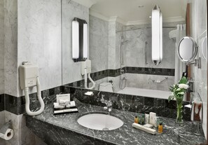 Ensemble douche/baignoire, sèche-cheveux, chaussons, serviettes fournies
