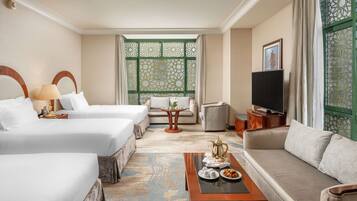 Chambre Triple Deluxe (Hilton Plus) | Minibar, coffres-forts dans les chambres, Wi-Fi gratuit, draps fournis