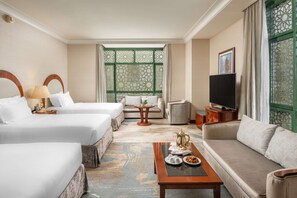 Deluxe-Dreibettzimmer (Hilton Plus) | Minibar, Zimmersafe, kostenloses WLAN, Bettwäsche