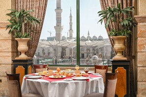 يتم تقديم الإفطار والغداء والعشاء 