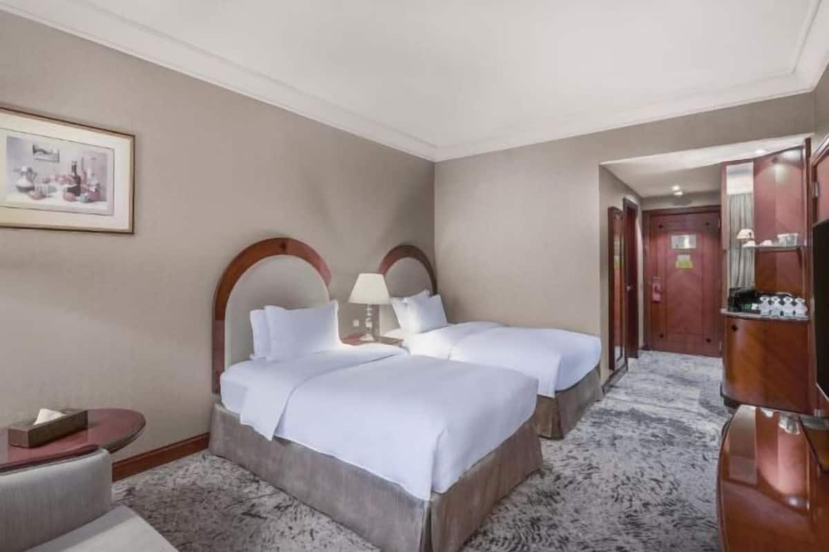 Een minibar, een kluis op de kamer, gratis wifi, beddengoed