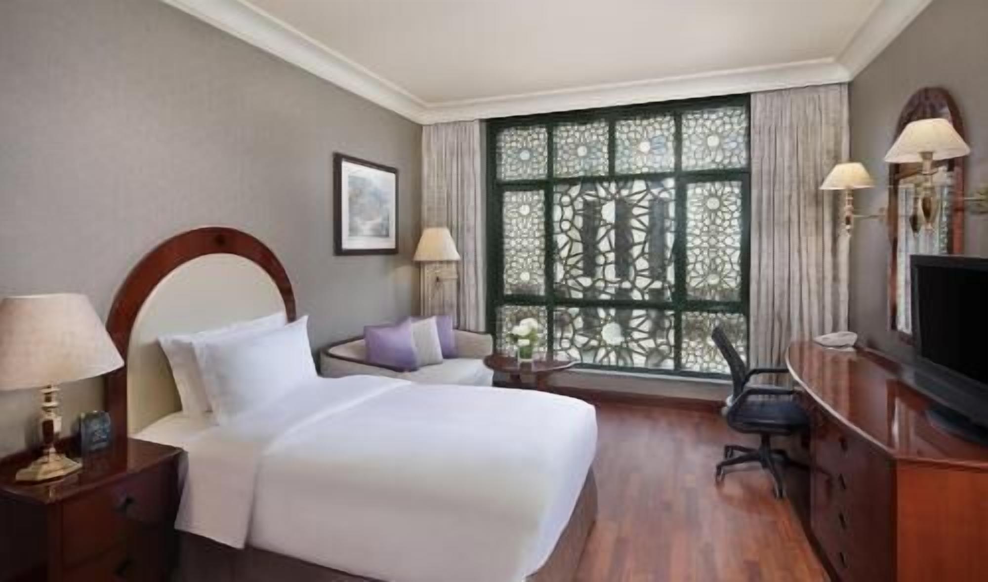 Minibar, coffre-fort, accès au Wi-Fi (inclus), literie fournie