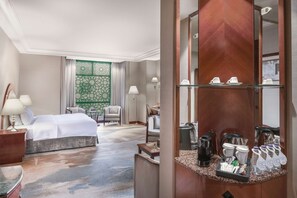 Minibar, caja de seguridad en la habitación, wifi gratis y ropa de cama 