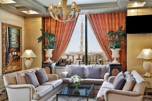 Breakfast, lunch, dinner served; international cuisine