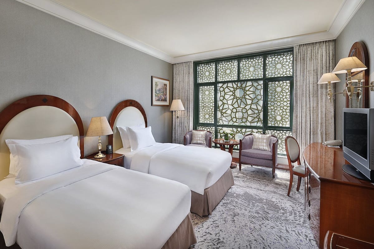 Minibar, in-room safe, WiFi (free), bed sheets