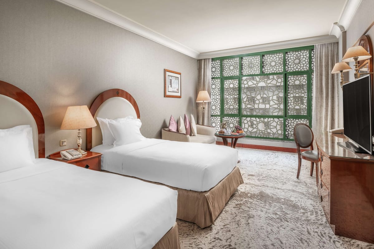 Chambre Hilton Deluxe Plus, lits jumeaux | Coin séjour