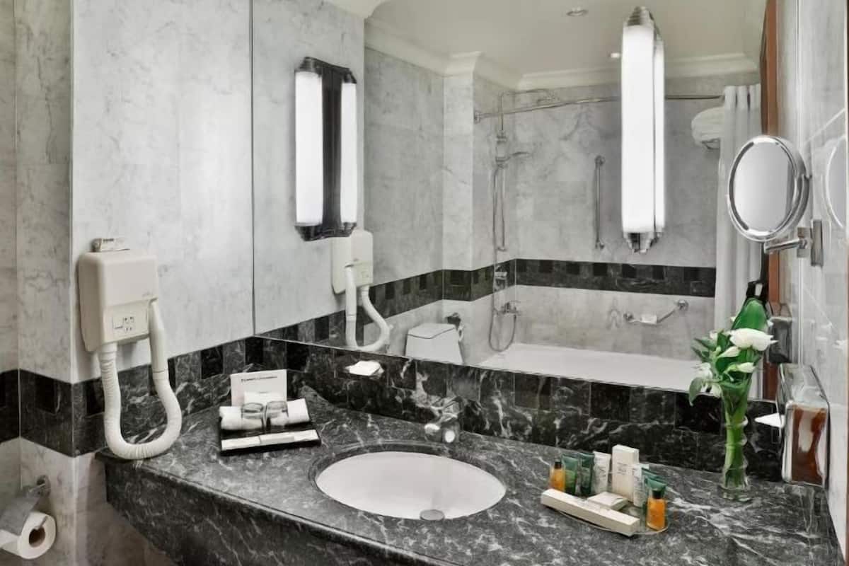 Ensemble douche/baignoire, sĂšche-cheveux, chaussons, serviettes fournies