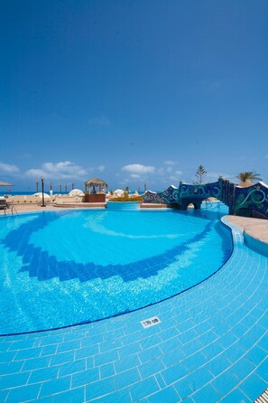 2 室外游泳池，池畔遮阳伞，日光浴躺椅