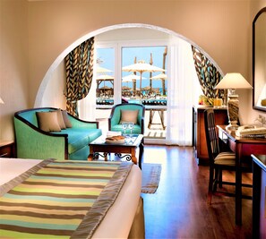 埃及棉床单、高档床上用品、迷你吧、客房内保险箱