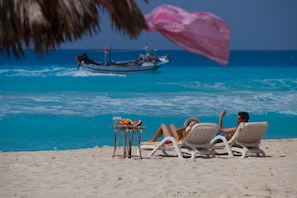 Plage privée, chaise longue, parasol, serviettes de plage