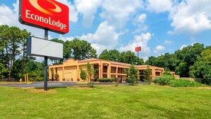 Un hotel amb un senyalitzador destacat d'EconoLodge, un ampli pàrquing i un edifici de diverses plantes i balcons.